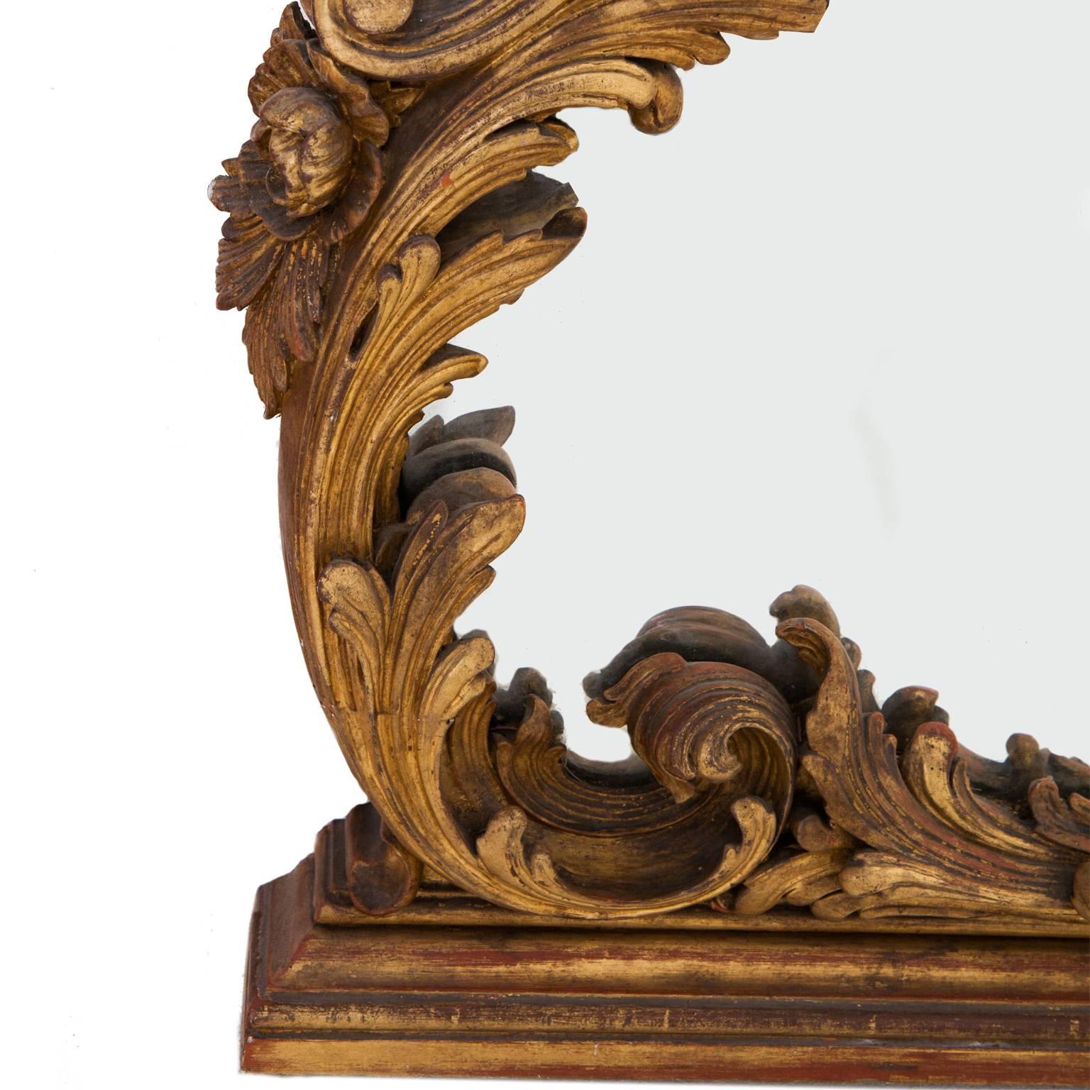 Doré Miroir en bois sculpté et doré du XIXe siècle en vente