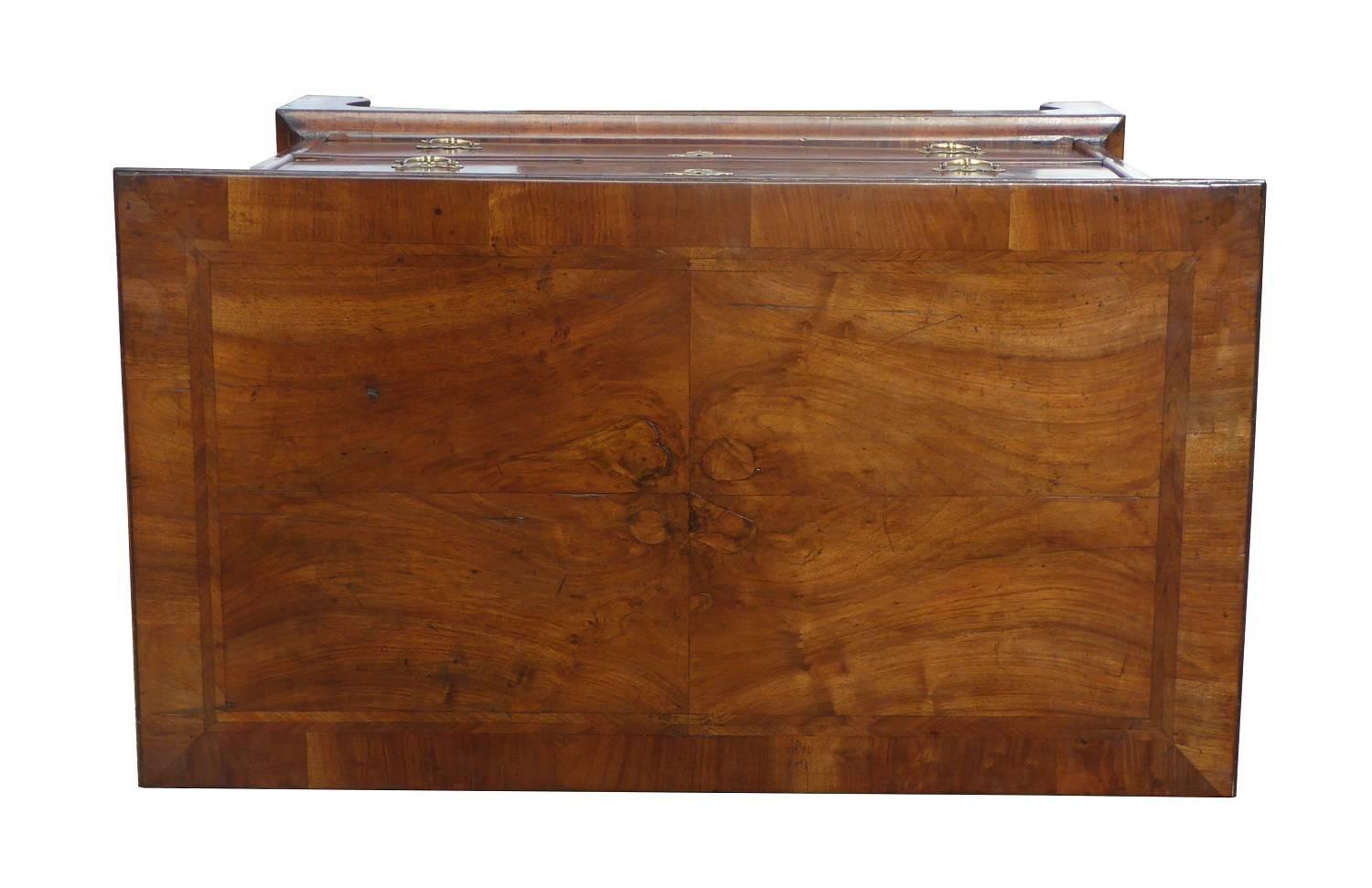 For sale is a good quality George III figured walnut chest of drawers. The top of the chest is quarter veneered, inlaid with heringbone inlay and has a walnut banding to the edge. Below this is an arrangement of two short drawers above three further