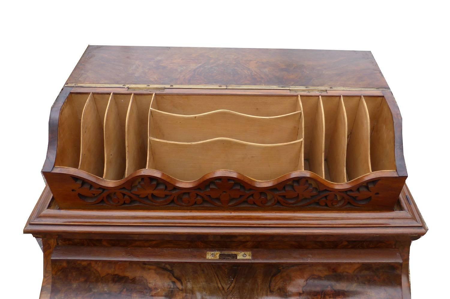 For sale is a fine quality Victorian burr walnut piano top pop up Davenport. The top of the Davenport has a fretted gallery on top of a hinged lid, opening to reveal a fitted interior for stationary etc. Below this is the 
