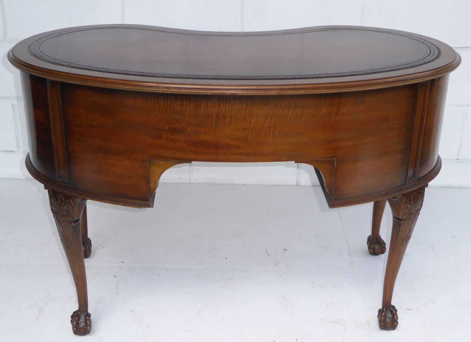 20th Century Mahogany Kidney Shaped Desk by Waring & Gillows, Liverpool In Good Condition In Chelmsford, Essex