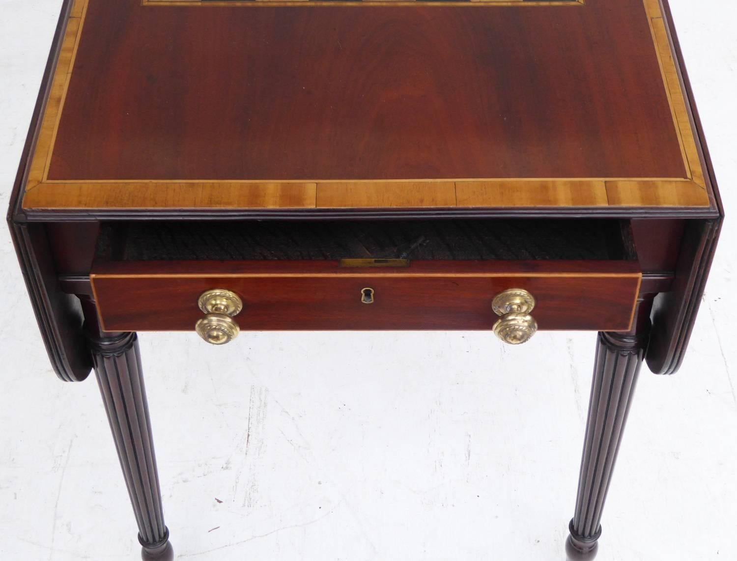 William IV Mahogany and Satinwood Pembroke Table or Games Table In Excellent Condition In Chelmsford, Essex