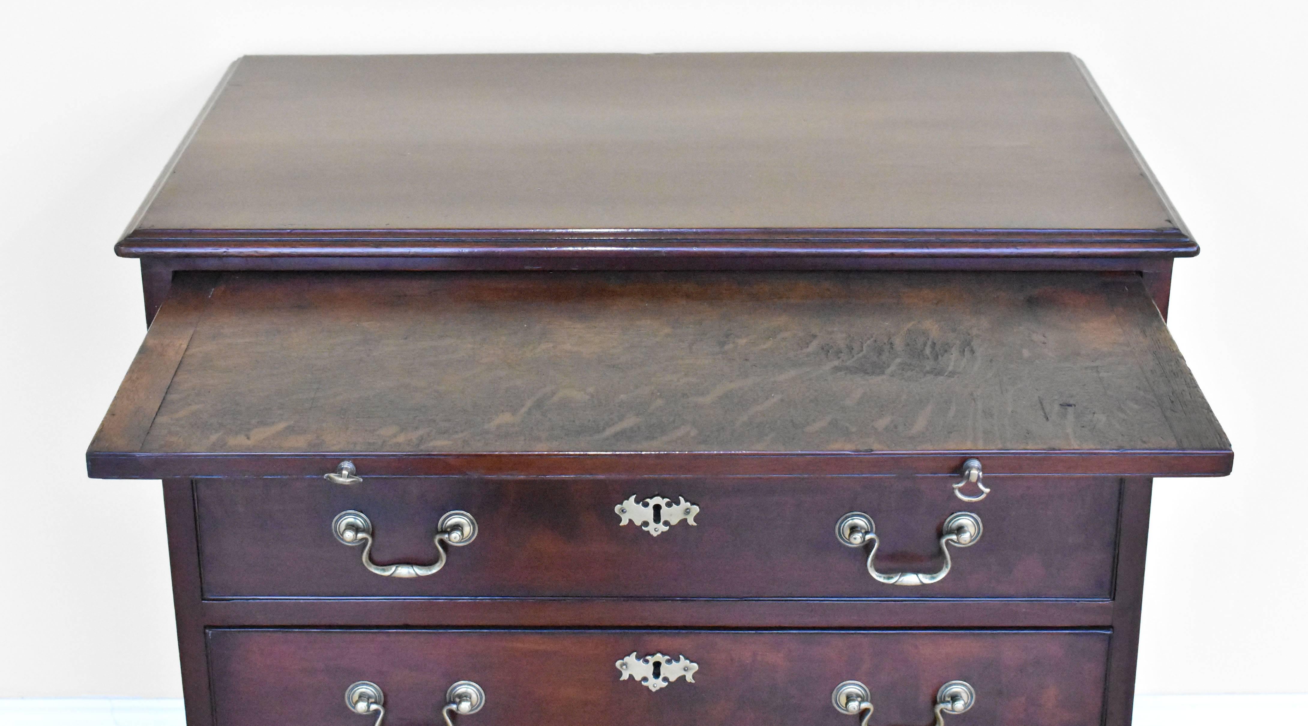 18th Century George III Mahogany Chest of Drawers of Small Proportions 1