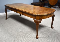 Ausziehbarer Tisch im Queen-Anne-Stil aus Burr-Walnussholz und acht Stühle