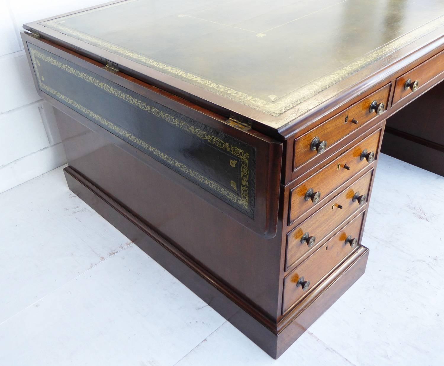 Unusual Large 19th Century Mahogany Partners Desk In Good Condition In Chelmsford, Essex