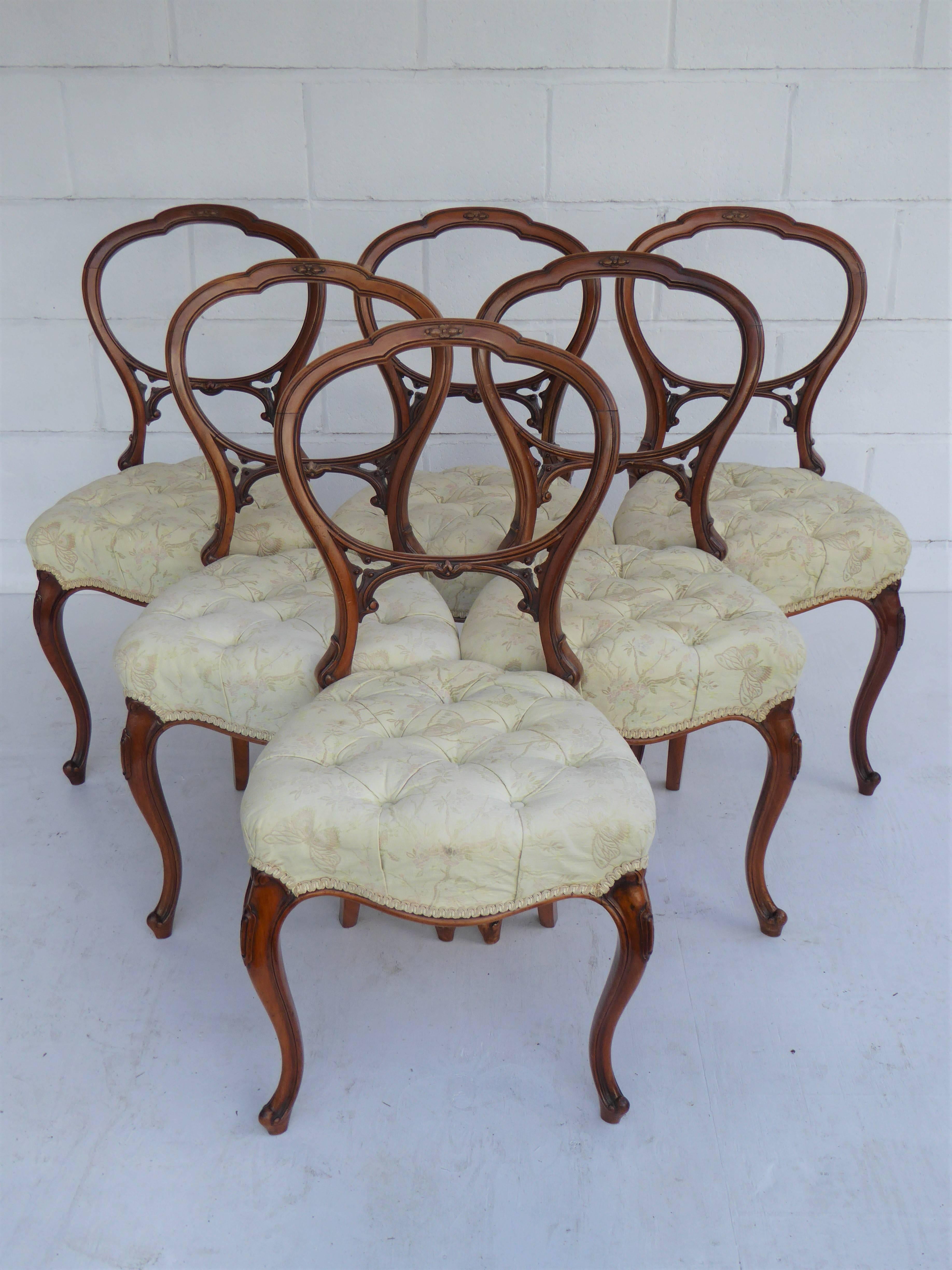 Set six quality Victorian walnut chairs in good condition, with nice carved backs, standing on cabriole legs, having been upholstered and covered in a very nice neutral patterned fabric, all chairs are structurally sound.
Measures: Width seat 44 cm