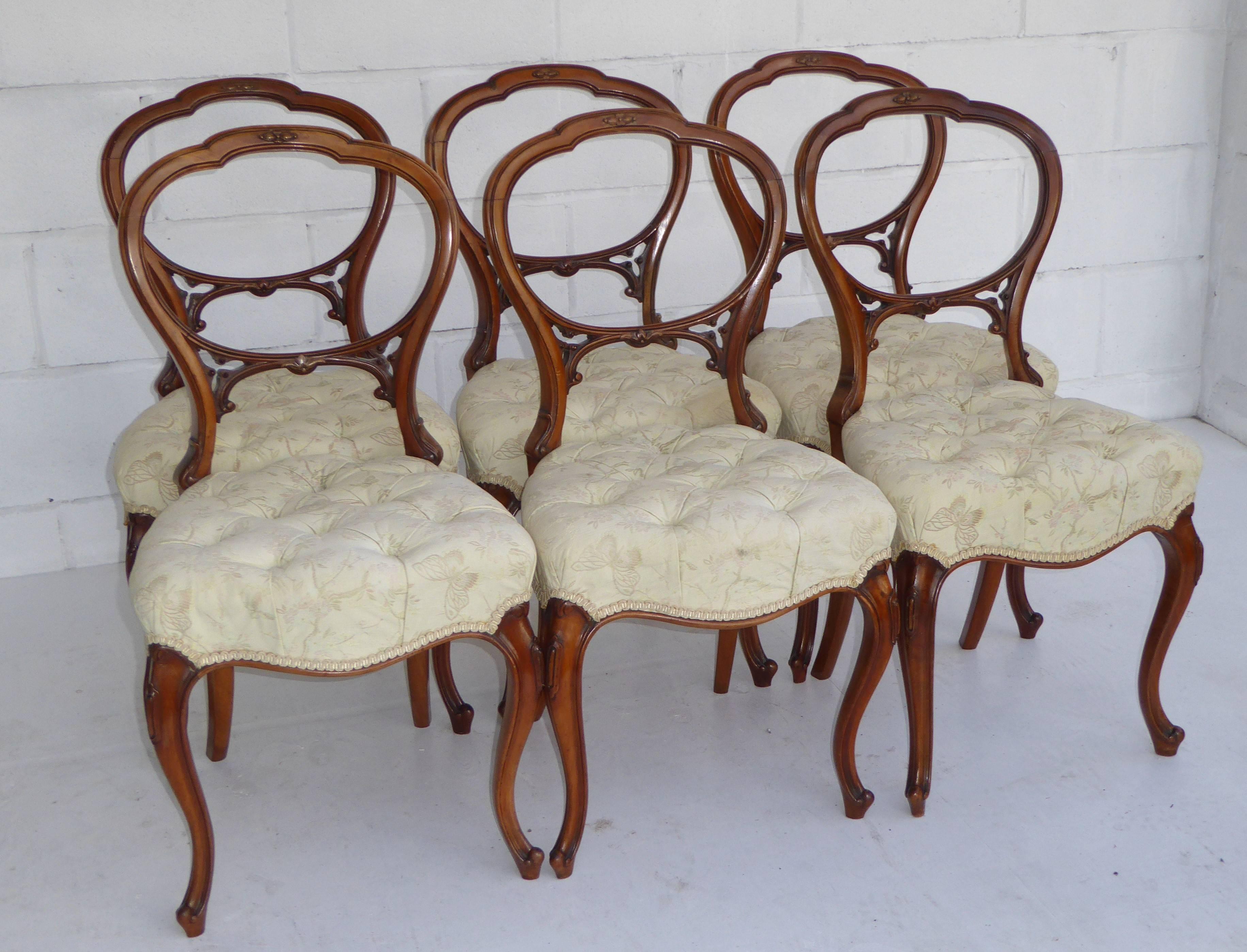 Set of Six Victorian Walnut Chairs In Good Condition In Chelmsford, Essex