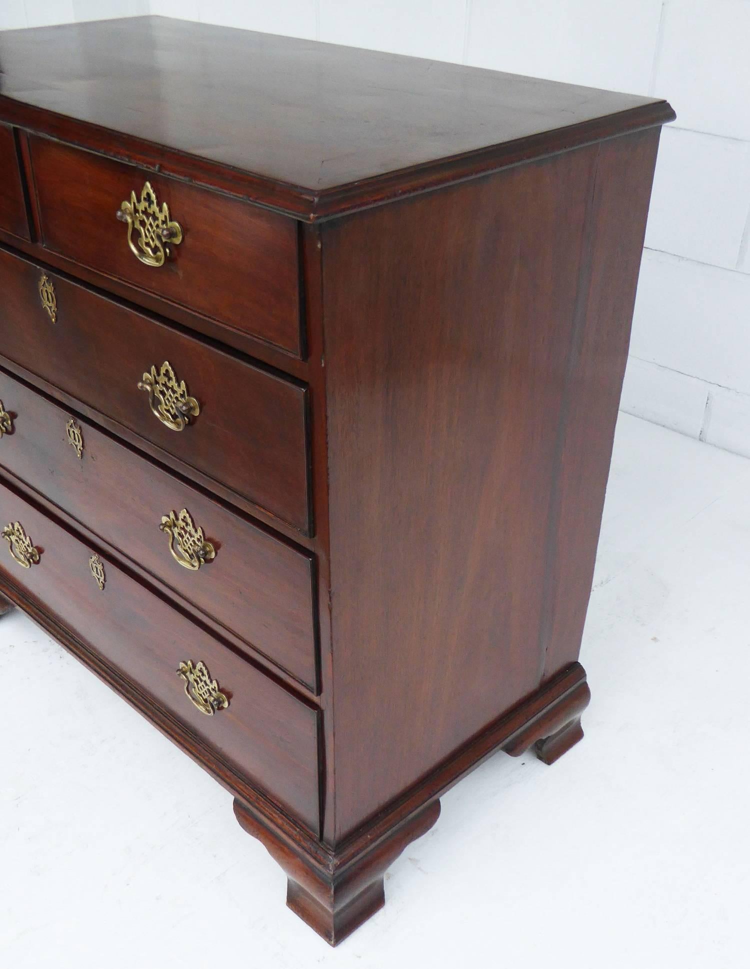18th Century Mahogany Chest of Drawers of Small Proportions 1