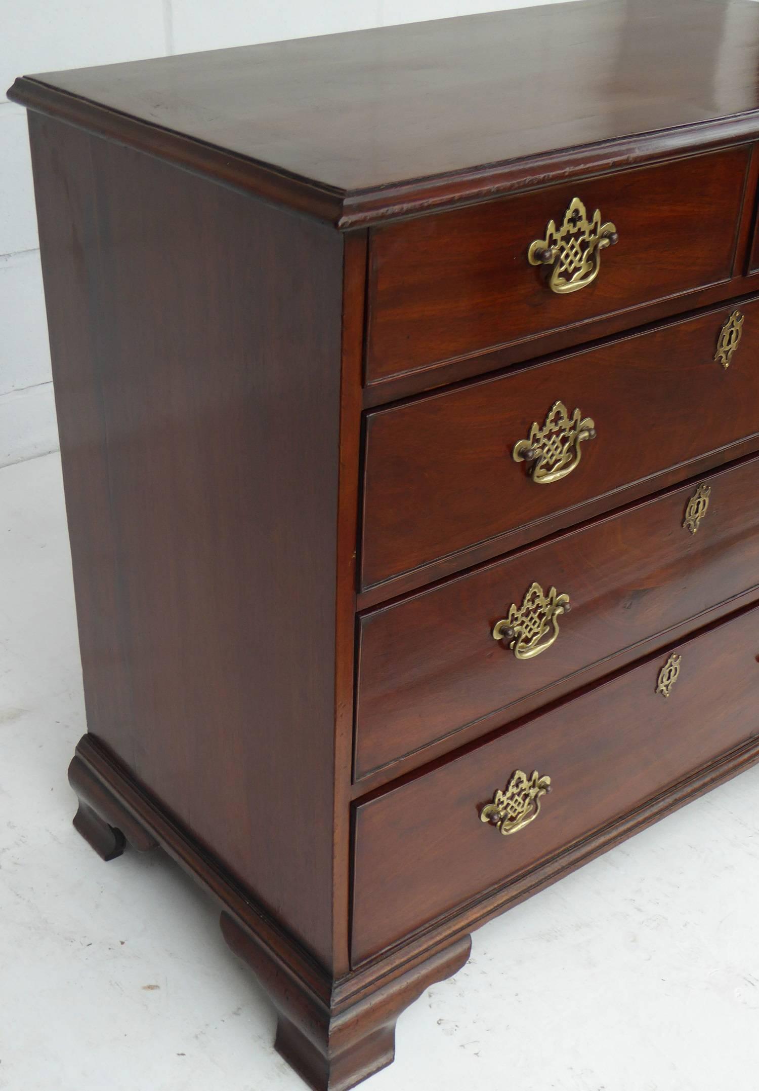 18th Century Mahogany Chest of Drawers of Small Proportions 2