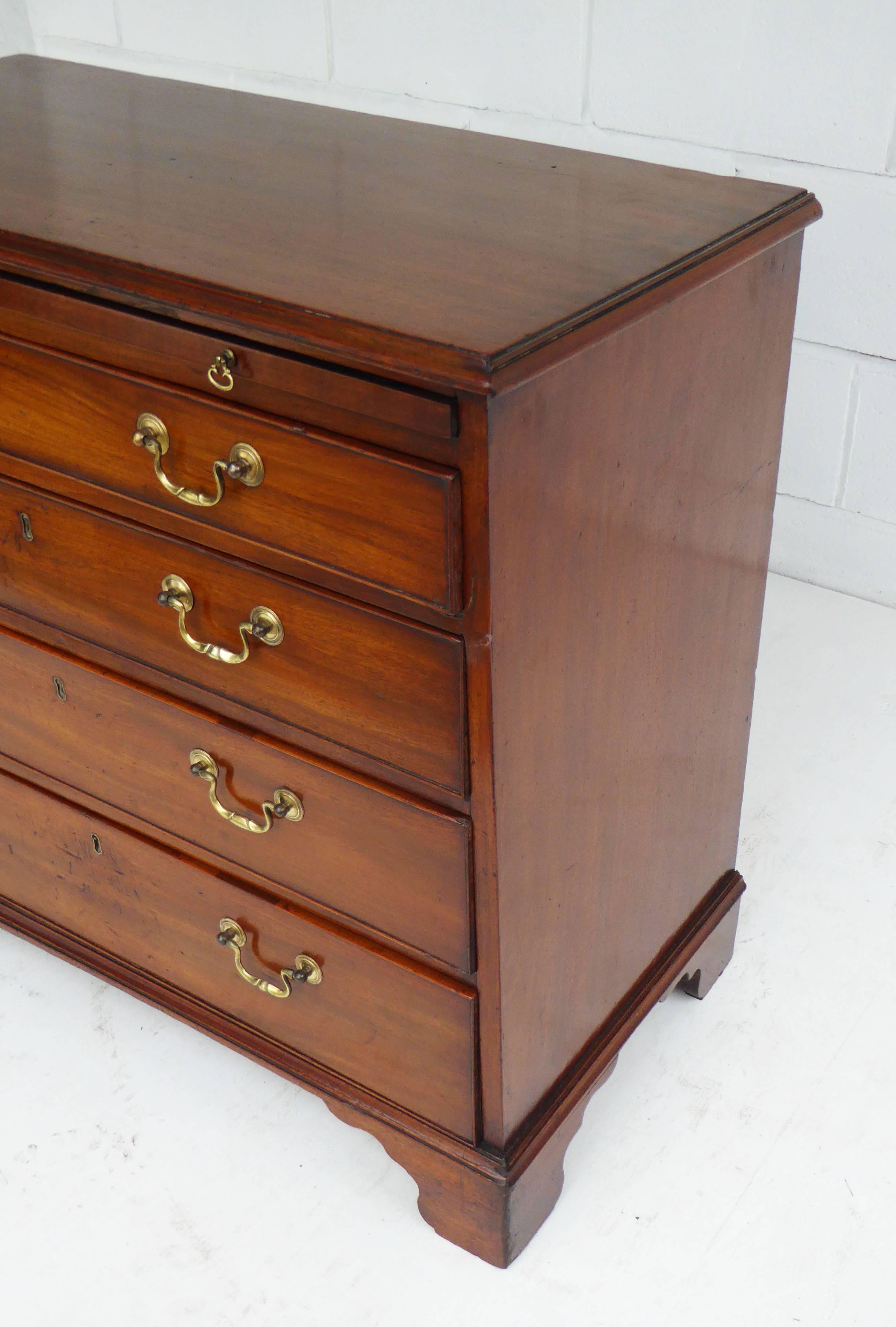 18th Century Mahogany Chest of Drawers of Small Proportions 1