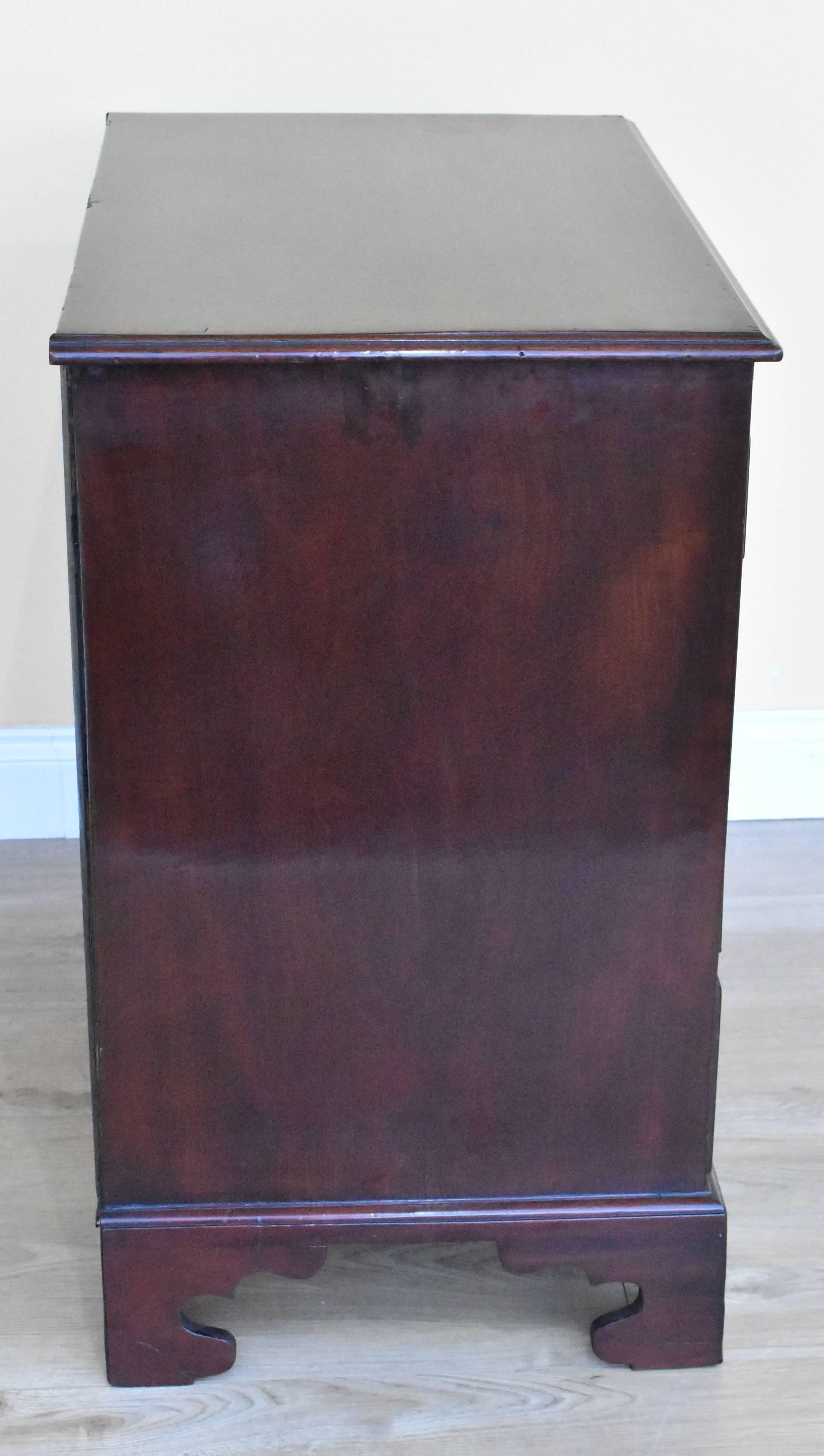 18th Century George III Mahogany Chest of Drawers of Small Proportions 2