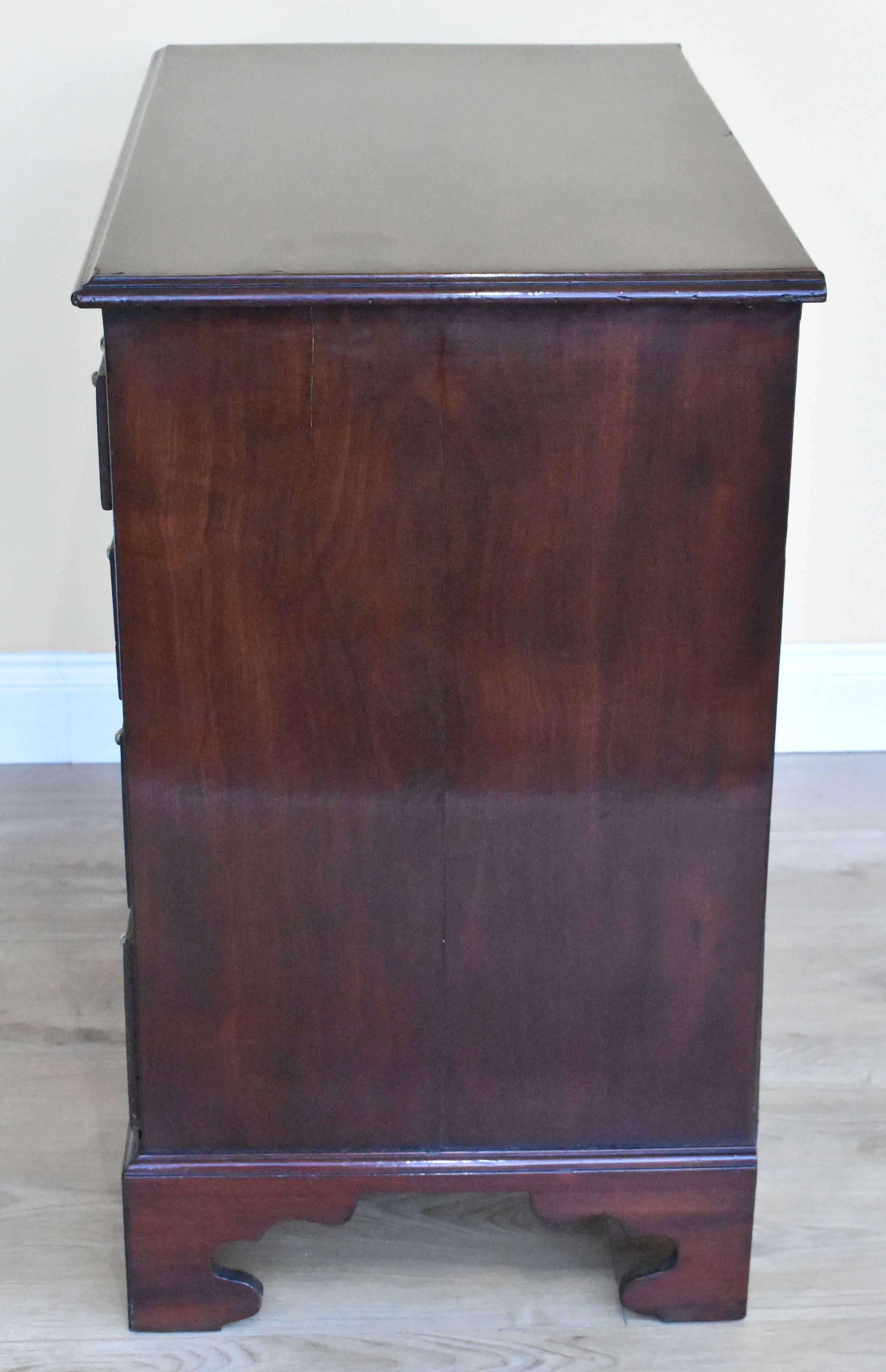 18th Century George III Mahogany Chest of Drawers of Small Proportions 3