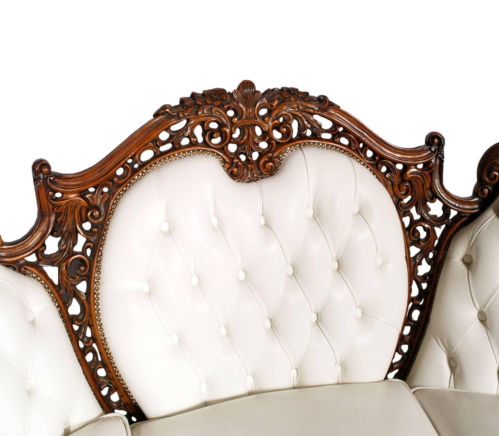 Sessel im venezianischen Rokoko-Stil, Sofa-Set aus handgeschnitztem Nussbaumholz, Lederpolsterung (Walnuss) im Angebot
