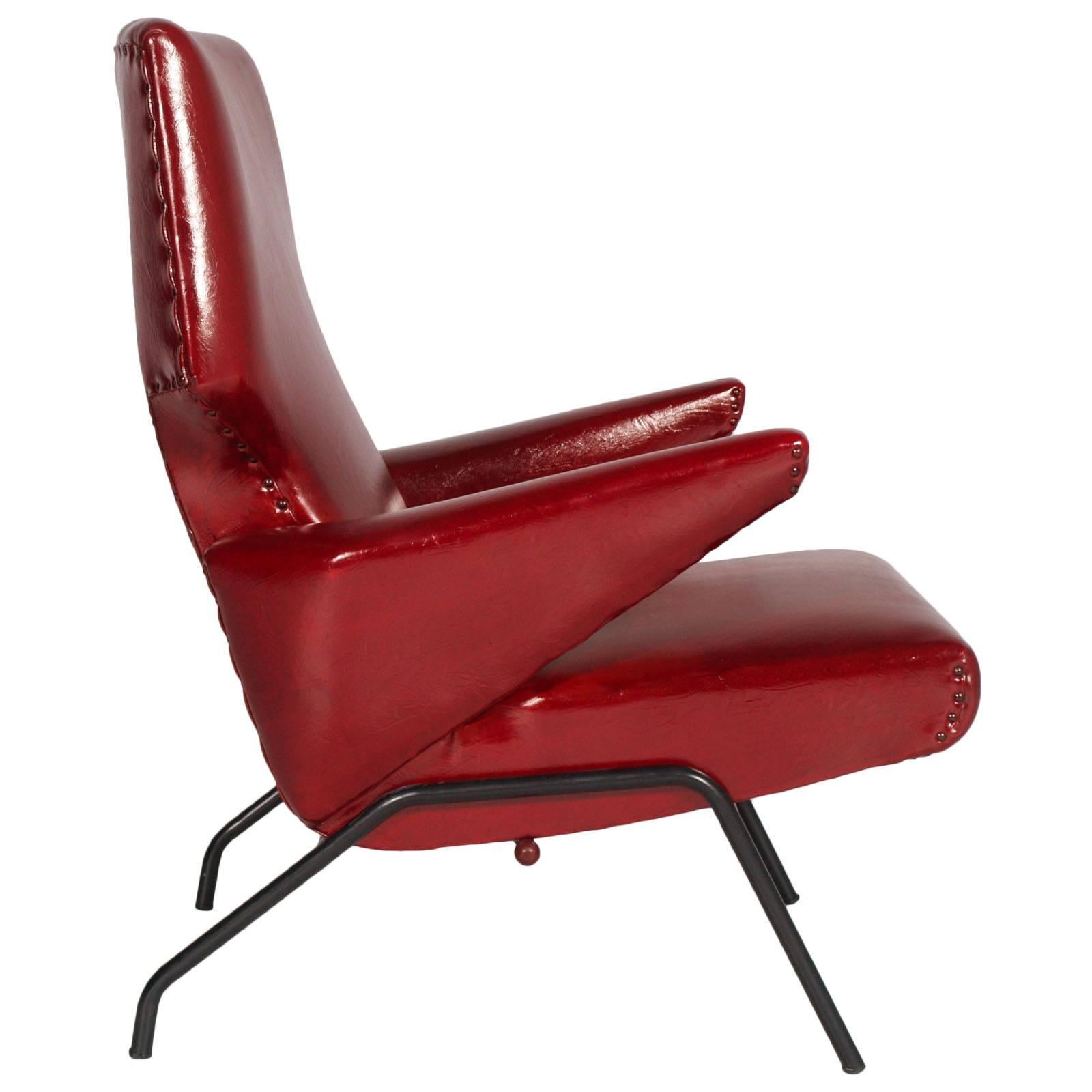 Italy Lounge club chair or Armchair , Mid-Century Modern Svend Skipper reclining adjustable.
Vintage wingback armchair in the manner of Svend Skipper in leatherette.
With black iron legs, with backrest angle adjustment system. Very comfortable and