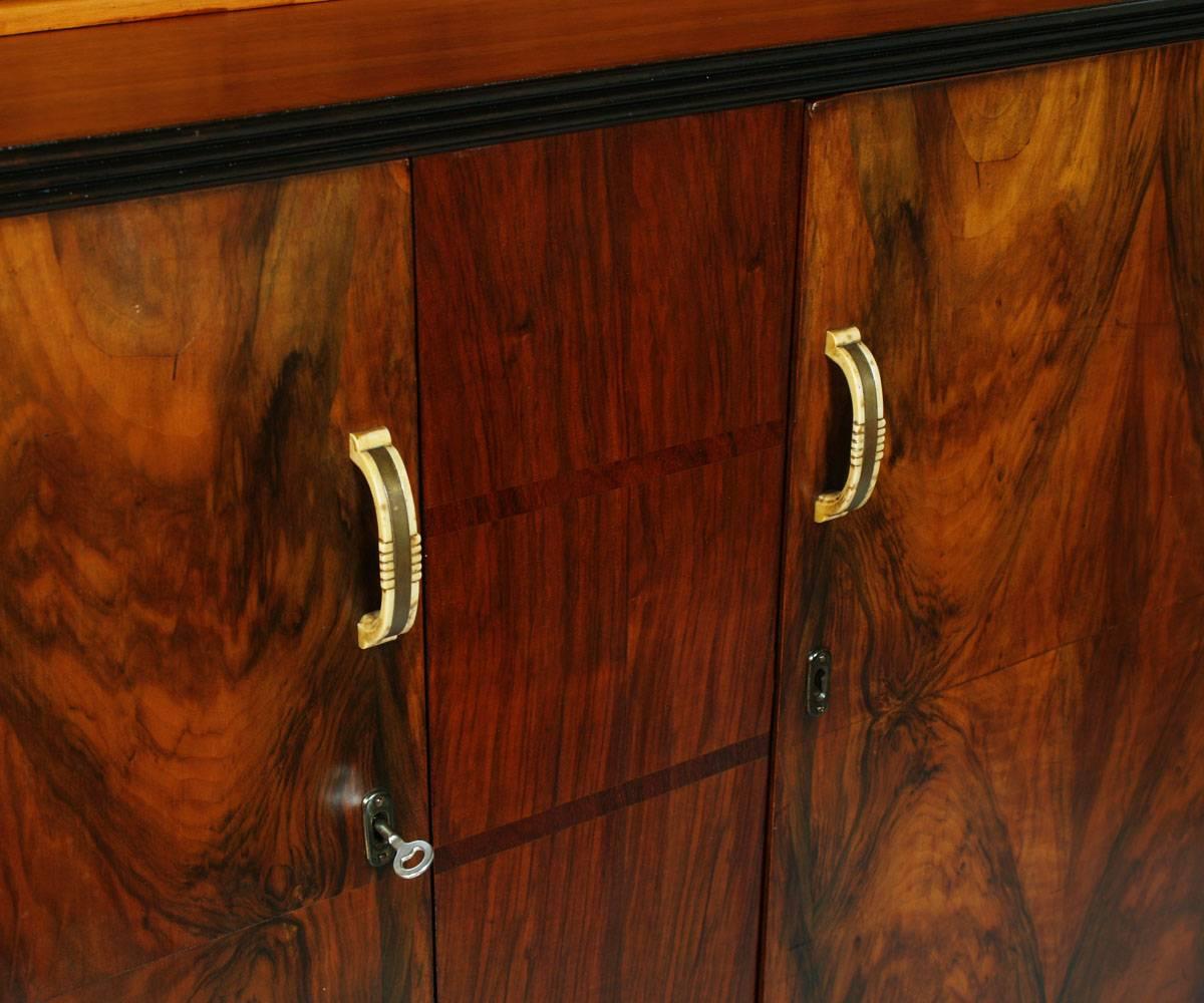 Italian Art Deco Credenza with display cabinet , Burl Walnut In Good Condition For Sale In Vigonza, Padua