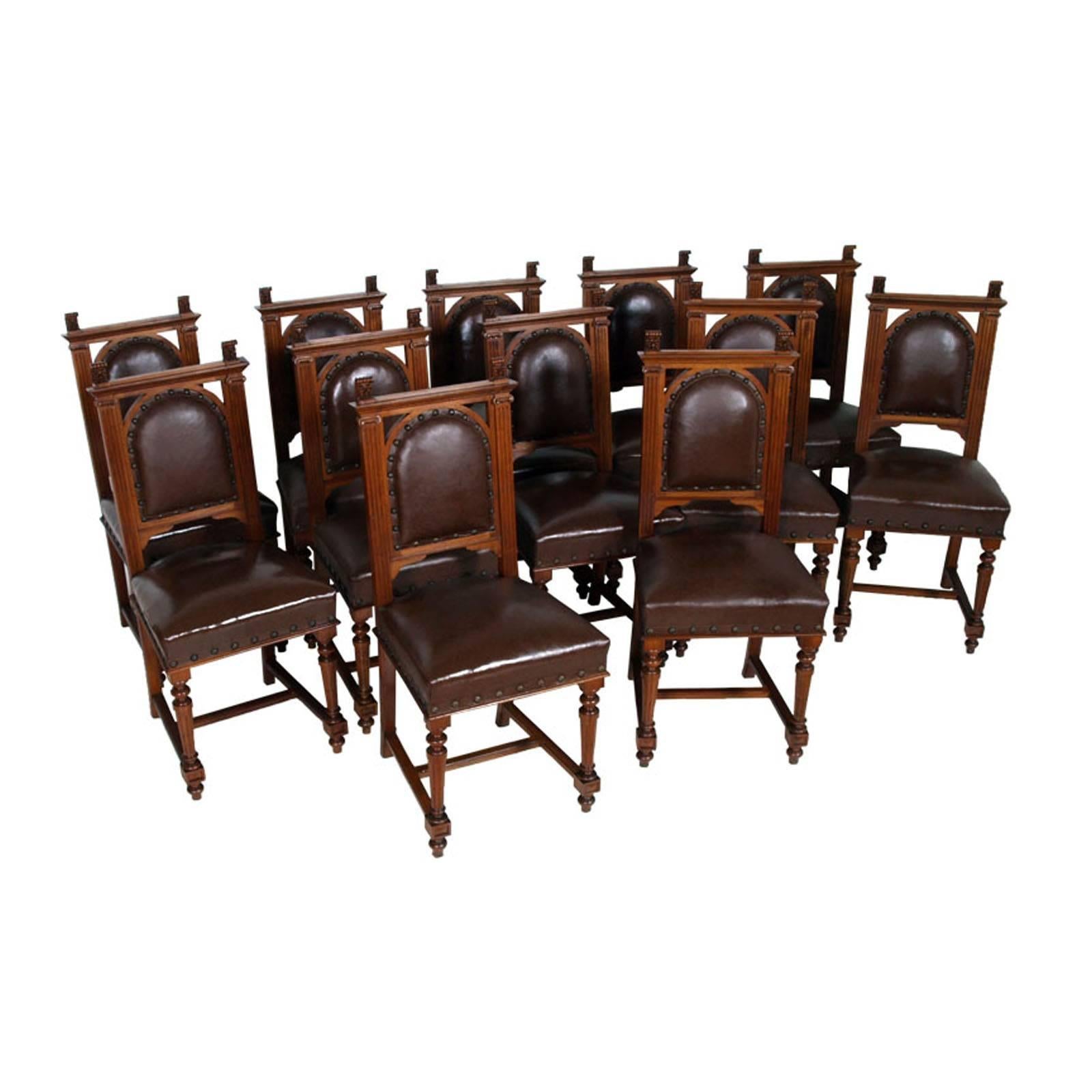 Italian Renaissance Style Set Dining Room 16 Pieces Walnut Hand-Carved In Good Condition For Sale In Vigonza, Padua