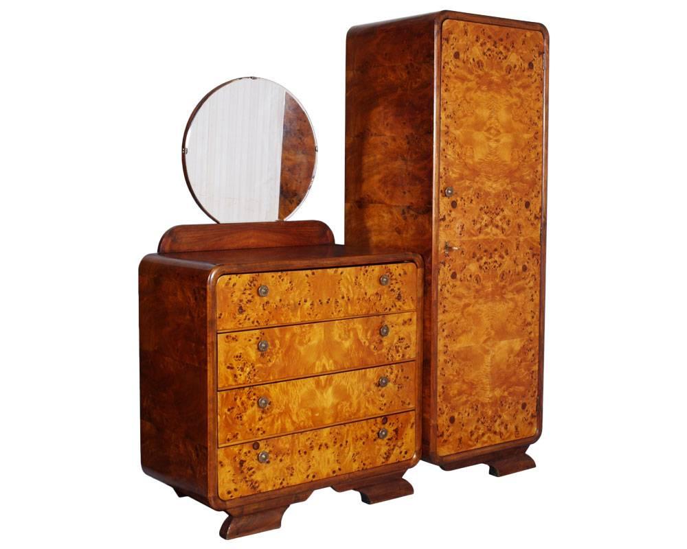 Code FR89

Art Decò bedroom set Osvaldo Borsani manner -Atelier di Varedo-
Beautiful single room Art Deco birch burl and massive walnut.
Dresser-wardrobe with four large drawers, top circular mirror; door with two lower shelves and upper clothes