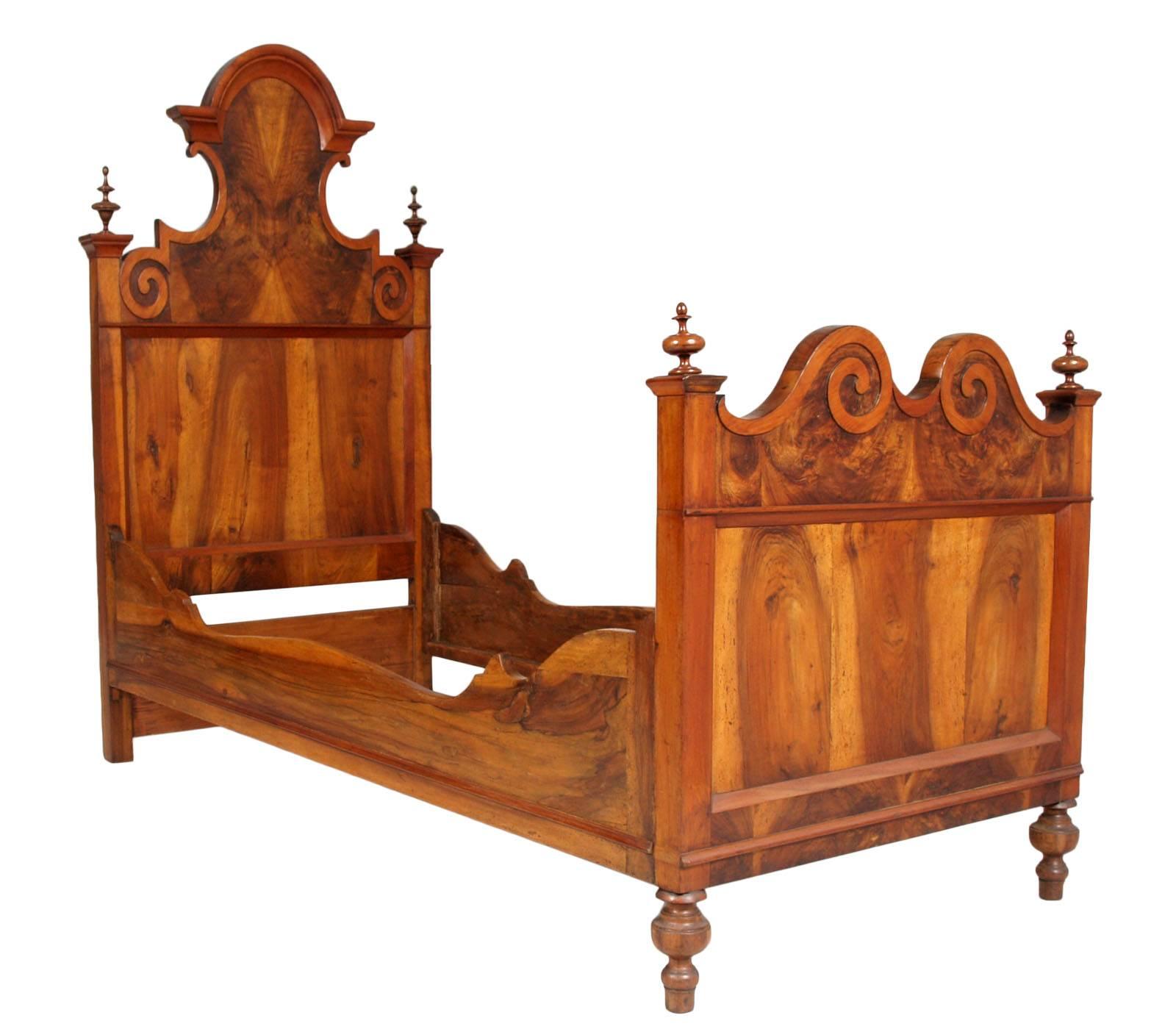 
Important Italian single bed in massive carved walnut  of the 18th Century circa 1750

Measure cm: H152/103   W97    D205  (internal measures for mattress cm 195x85 )
                                                                (internal