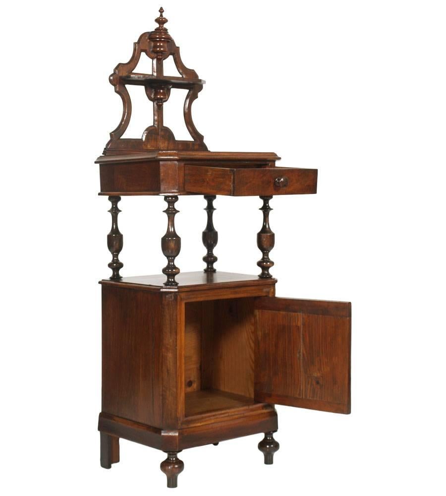 Code: FR53
All original bedside Louis Philippe of the late 19th century in solid walnut. The cabinet presents a tripartite front of a drawer, a top delimited by four turned columns, from one-door and front turned feet onion.

Measure cm: H90\130