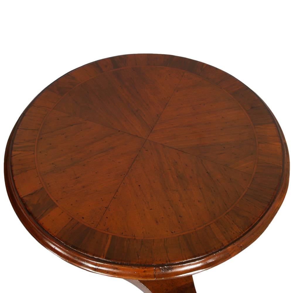 Code: FS83
Italian neoclassical revival early 20th century turned round side table, solid walnut with top in burl walnut.

Measure cm: H 65 Diametro 65.
   