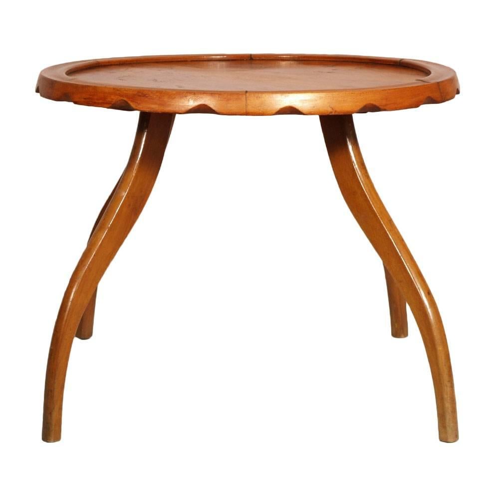 Code : FI48
table basse Art Déco des années 1930, design italien Mid-Century moderne par Osvaldo Borsani, plateau en ronce de noyer et pieds en noyer blond. Cire polie.

Mesure cm : H 47 Diamètre du plateau cm 62 Diamètre des pieds cm 80
  