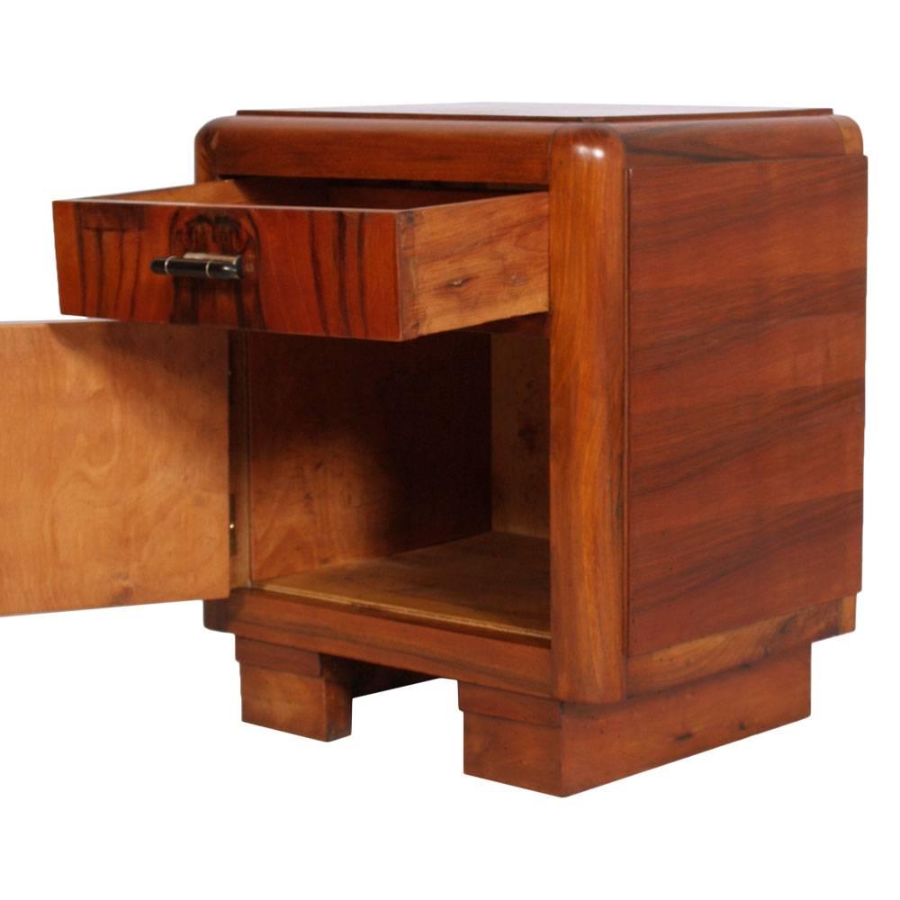 Italian Art Deco bedside cabinet produced in 1930s with a single opening door and a drawer. This cabinet has been fully polished and is in excellent condition throughout with original handles.
Measure cm: H 52 x W 46 x D 34.