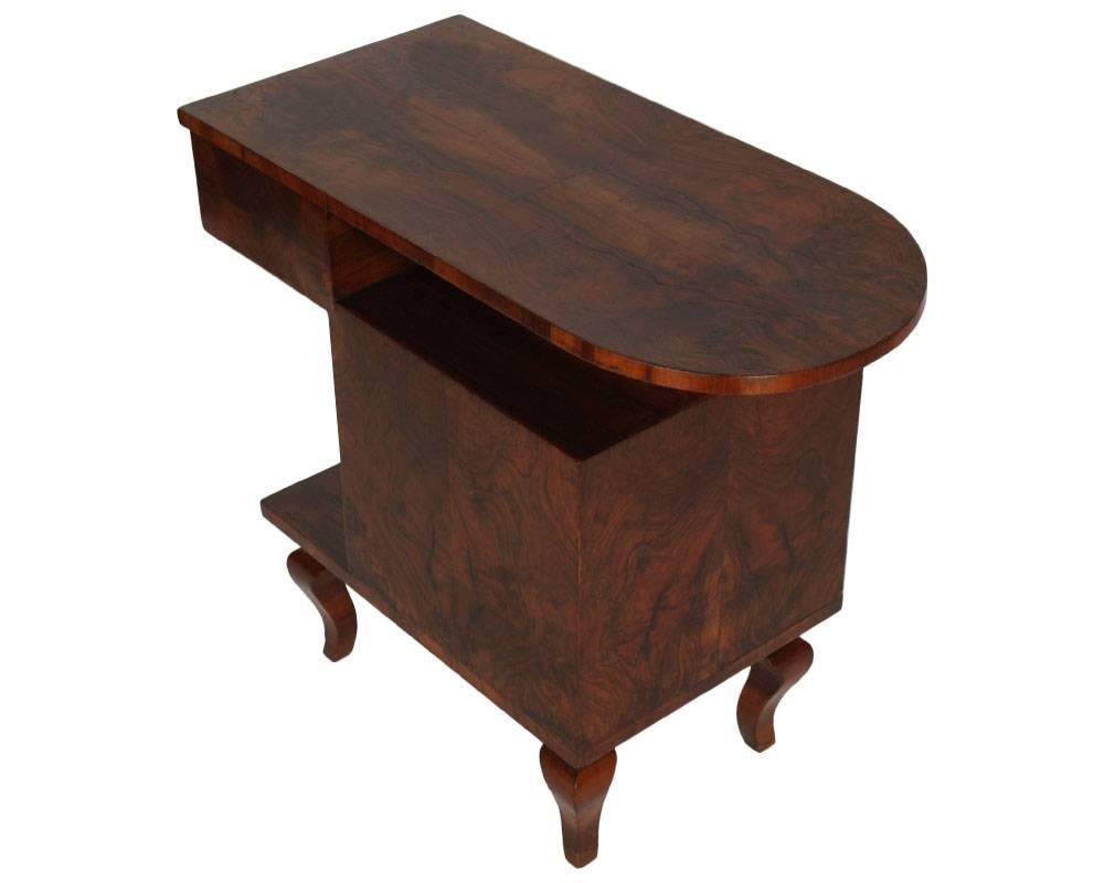 Code: F
1930s Art Deco Gaetano Borsani bedside nightstand table console cabinet in burl walnut with particular shape. Restored and polished with shellac.

Measure cm: H 72 x W 83 x D 40.
  