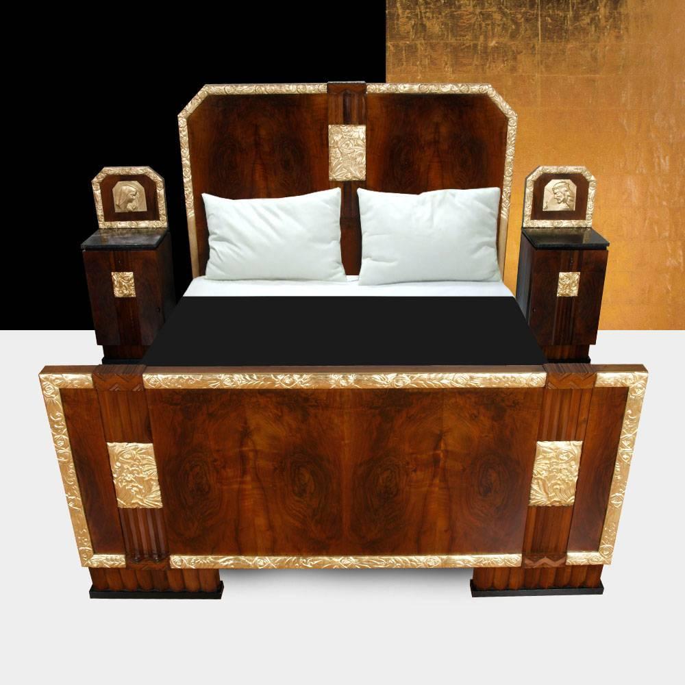 Code: FY38
Master bedroom includes a double bed and bedside tables original Art Deco, burl walnut flame applied, the early 20th century. Fully restored: gilding gold leaf carved into pieces and polishing with shellac. The bed contrasts with the