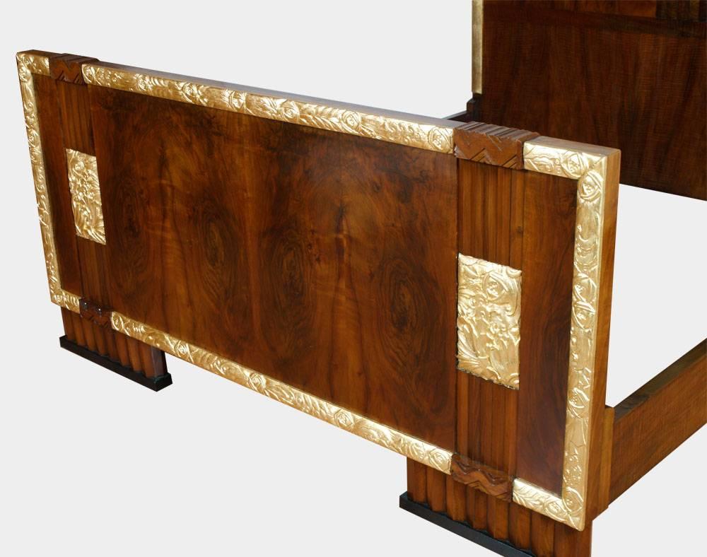 1930s Italian Art Deco Double Bed with Bedside Tables in Burl Walnut Gold Leaf 1