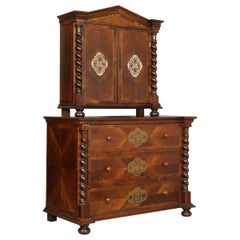 1728 Österreichische Kommode Trumeau aus Nussbaumholz im Stil Karls V. von Habsburg mit Silberintarsien