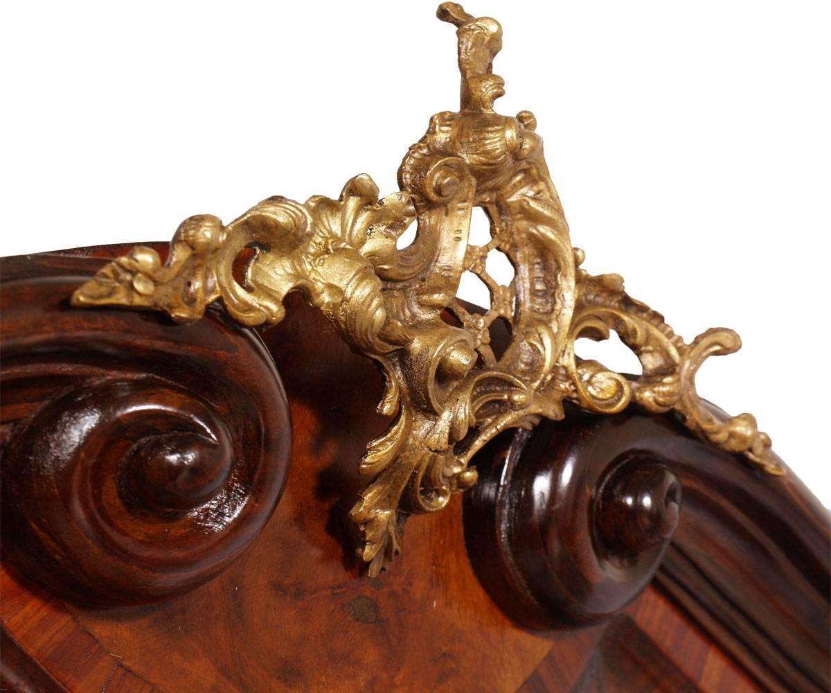 Fabelhaftes venezianisches Barock-Einzelbett aus dem 18. Jahrhundert, reichhaltig mit exotischen Hölzern eingelegt und mit vergoldeten Bronzedekorationen. Nussbaum und Wurzelholz.

Maße in cm: H 165\90 x B 100 x T 220 (Netz aus cm 190 x 80).