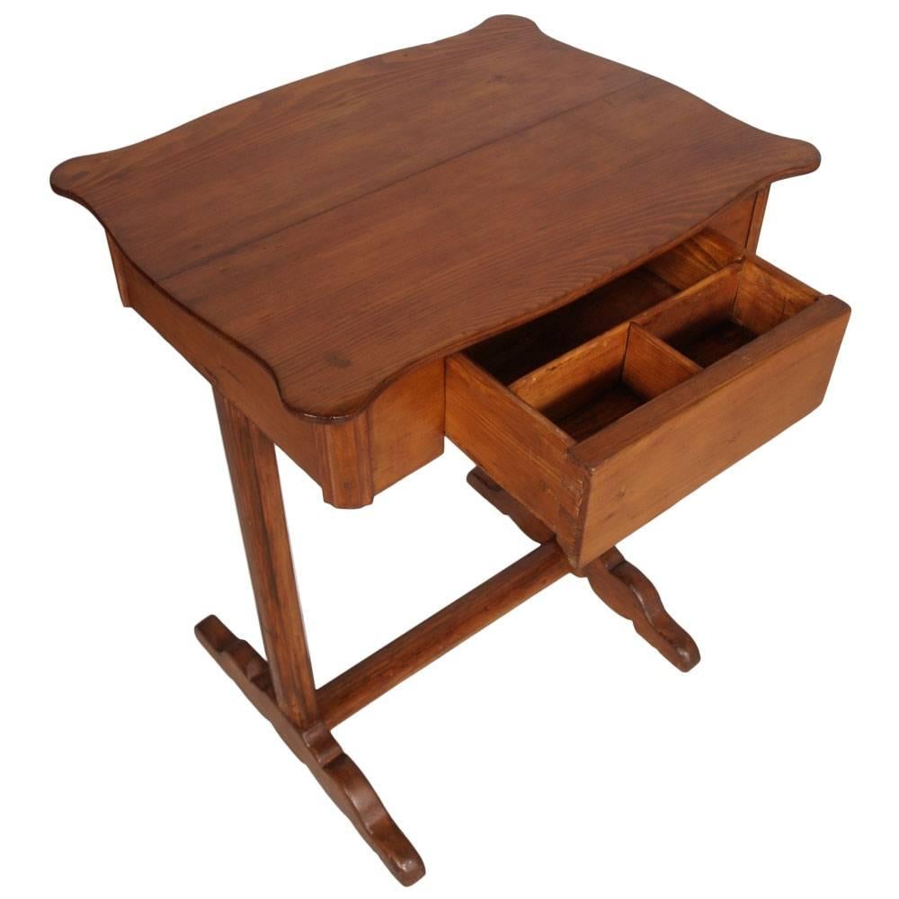 Late 19th century Biedermeier country small table worktable massive larch wood with drawer. From Tyrol
Useful as a side table or desk or worktable.

Measure cm: H 78 x W 61 x D 48

.