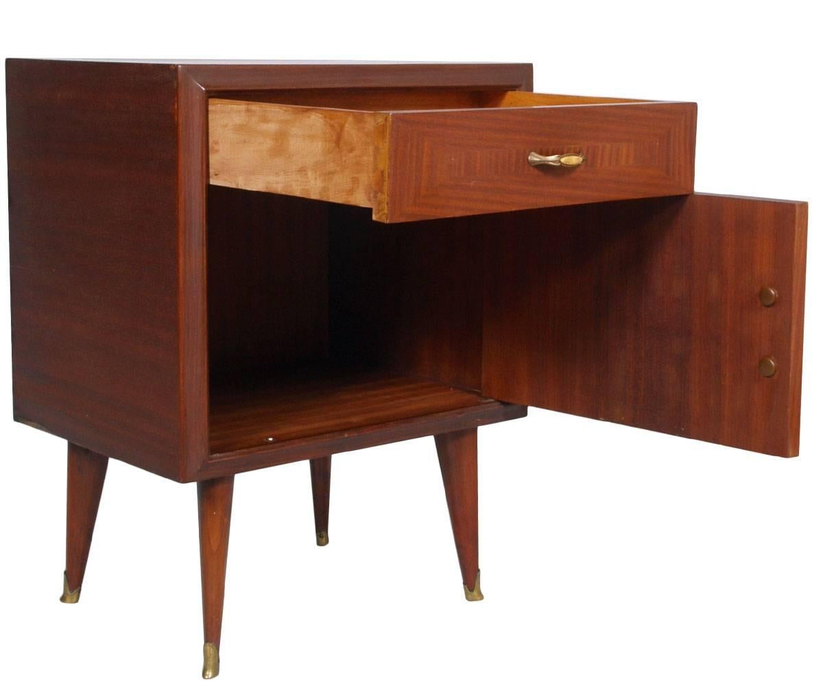 Pair of Mid-Century Italian modern nightstands in walnut and walnut and mahogany slab, period 1940s, Gio Ponti style. Original accessories golden brass.

Measure cm: H 66 x W 50 x D 38.