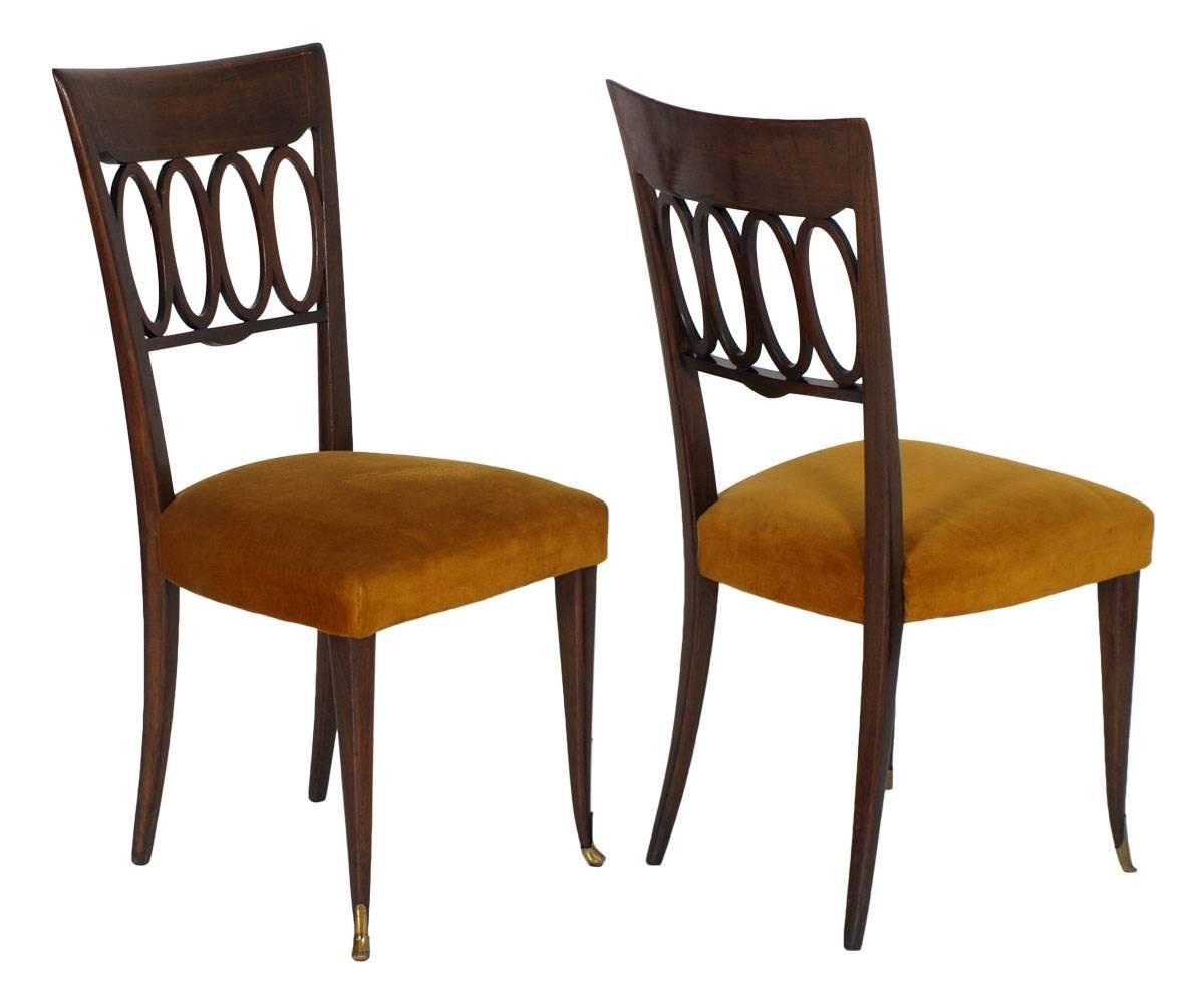 Set four chairs of the 20th century years 1940s, Mid-Century Modern Paolo Buffa manner, in solid walnut. Sitting in velvet yellow narcissus. Legs slightly moves with front feet in applied gilded brass.

Original and robust in very good