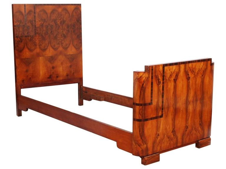 Pair of Italy Art Deco Twin Beds in Walnut and Burl Walnut by Gaetano