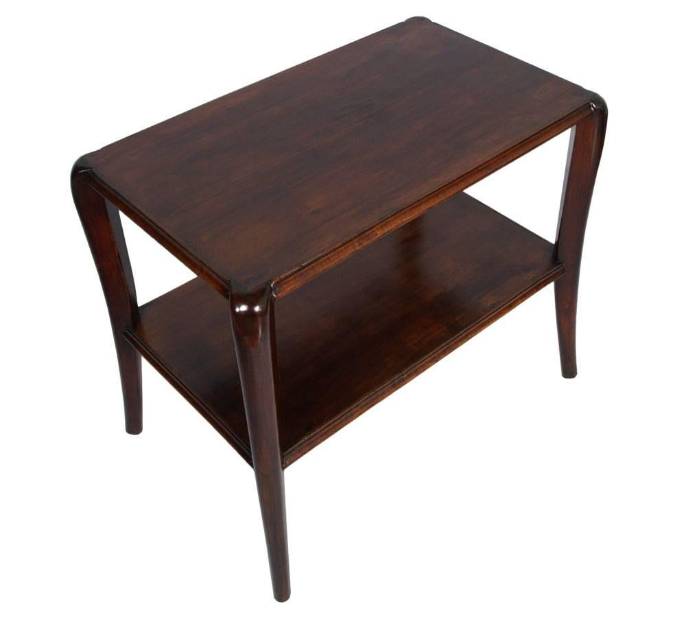 Elegant Art Deco side table with legs in darker walnut and two double paneled tops in walnut. Period 1930. Paolo Buffa atributed.

Measure cm: H 63\31 x W 76 x D 45.