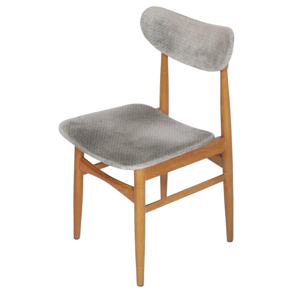 Set di sei sedie danesi vintage anni '50 di Peter Hvidt & Orla Mølgaard-Nielsen. Struttura in legno con seduta e schienale sagomati e rivestiti in velluto grigio a motivi geometrici originali dell'epoca in buone condizioni.

IMPORTANTE: SU RICHIESTA