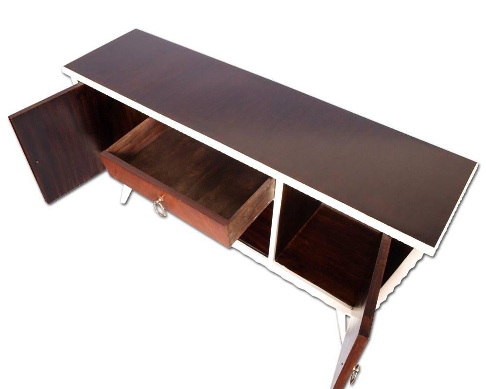 Modernes Kredenz-Buffet aus der Jahrhundertmitte, in Nussbaum lackiert und Mahagoni furniert mit graviertem Schiebeglas. Um 1930.  Auch ohne Spiegel erhältlich

Maße cm: H 85+48, B 160, T 47.
 
