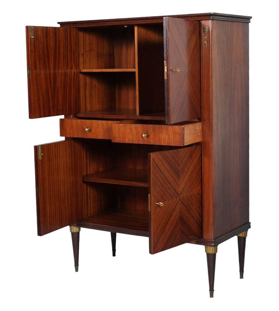 Mid-Century Italian Credenza, Buffet , sideboard , attributed to Paolo Buffa  in list of applied checkered walnut. interiors in  mahogany , period 1930s.
Ornaments and accessories in gilt brass

Mesures cm: H 146, W 99, D 47.

 