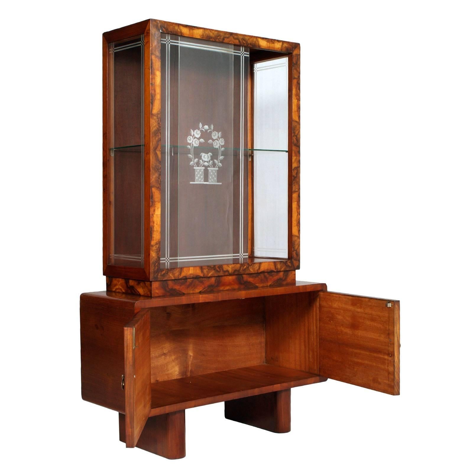 Fabulous Art Deco Mid-Century vitrine cupboard dresser by Meroni & Fossati, Lissone, in burl walnut  and sliding engraved crystals. Made in the 1930s Gio Ponti attributed

Measure in cm : D 40 W 100 H 169.
