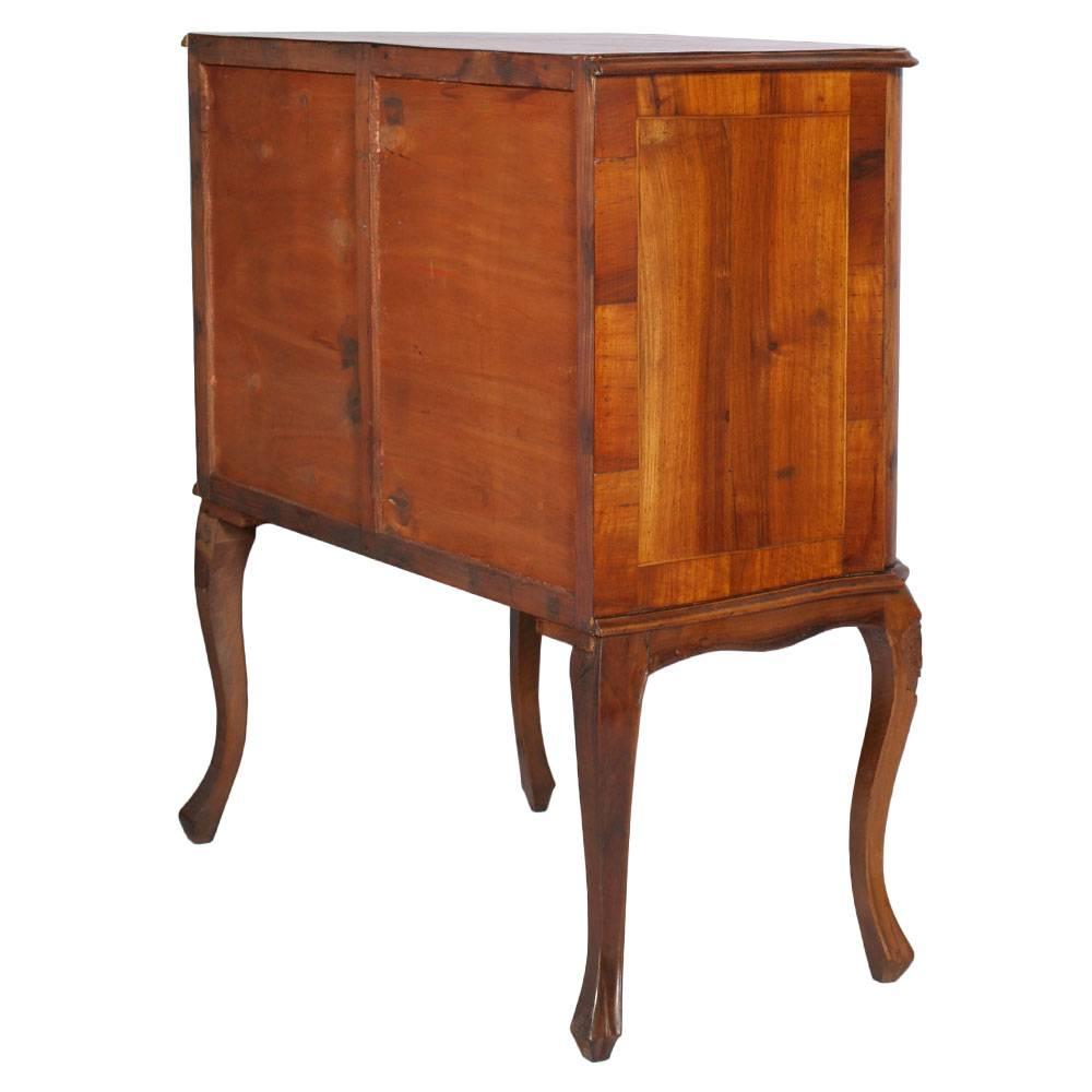 Early 20th C. Serpentin Buffet Cabinet Walnut Hand-Carved & veneer with Inlaids In Good Condition For Sale In Vigonza, Padua