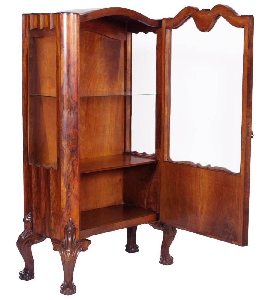 Elegant Venetian  late 19th Century, walnut and burl walnut vitrine display cabinet

Measure in cm: H 170, W 100, D 46.

 