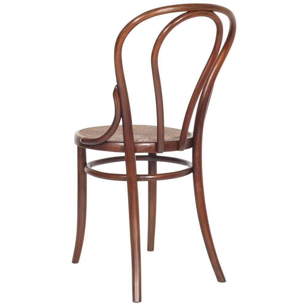 Early 20th century Matched pair of Classic bentwood Thonet chairs Thonet
seated in Vienna's straw restored in excellent condition
Measure in cm: H 90\47 x W 45 x D 42.
  