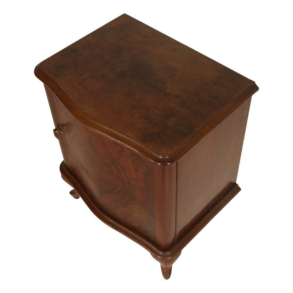 Early 20th century Italian serpentine nightstand in walnut, burl walnut and mahogany veneer intside. One door for a plenty of storage to hold anything you may want close at hand. Original handles golden brass.
Polished to wax.