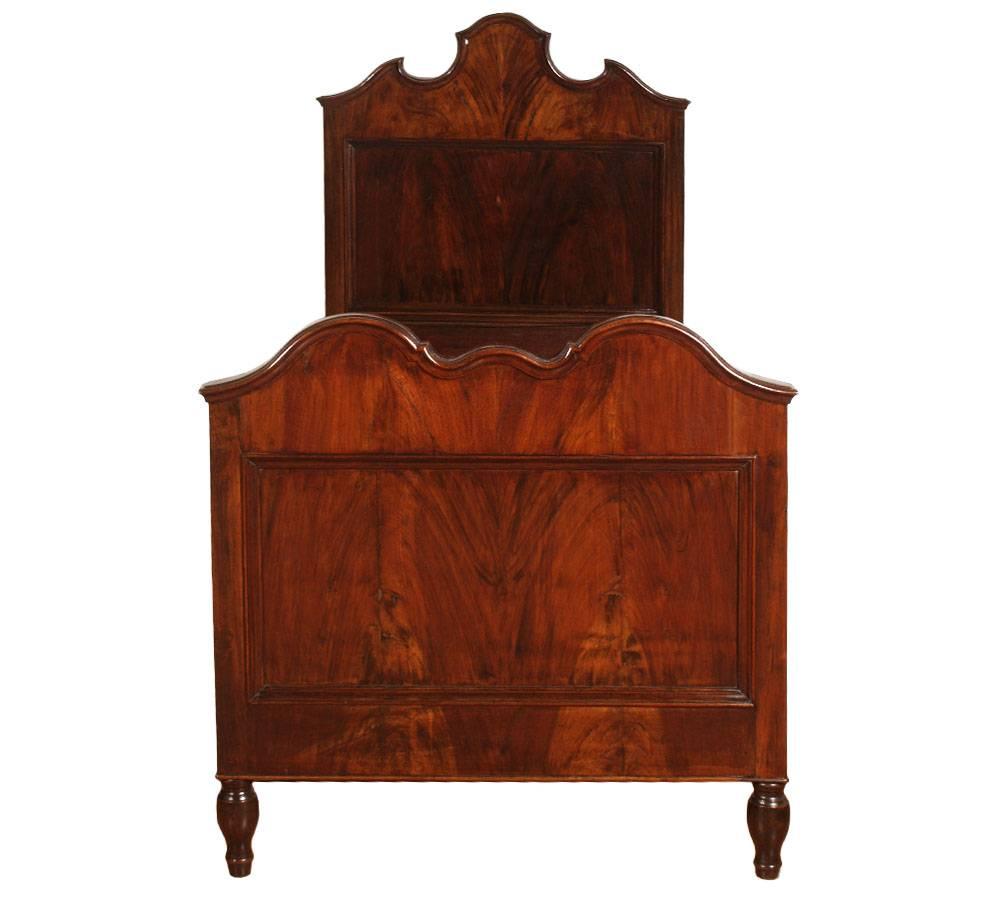 Italian single bed Luigi Filippo in walnut and walnut slab of the 19th century: Restored and Polished to shellac. Headboard and shaped footbed with turned legs.

Measures cm: H 144 \ 98 W 95 D215 internal 200 x 90.