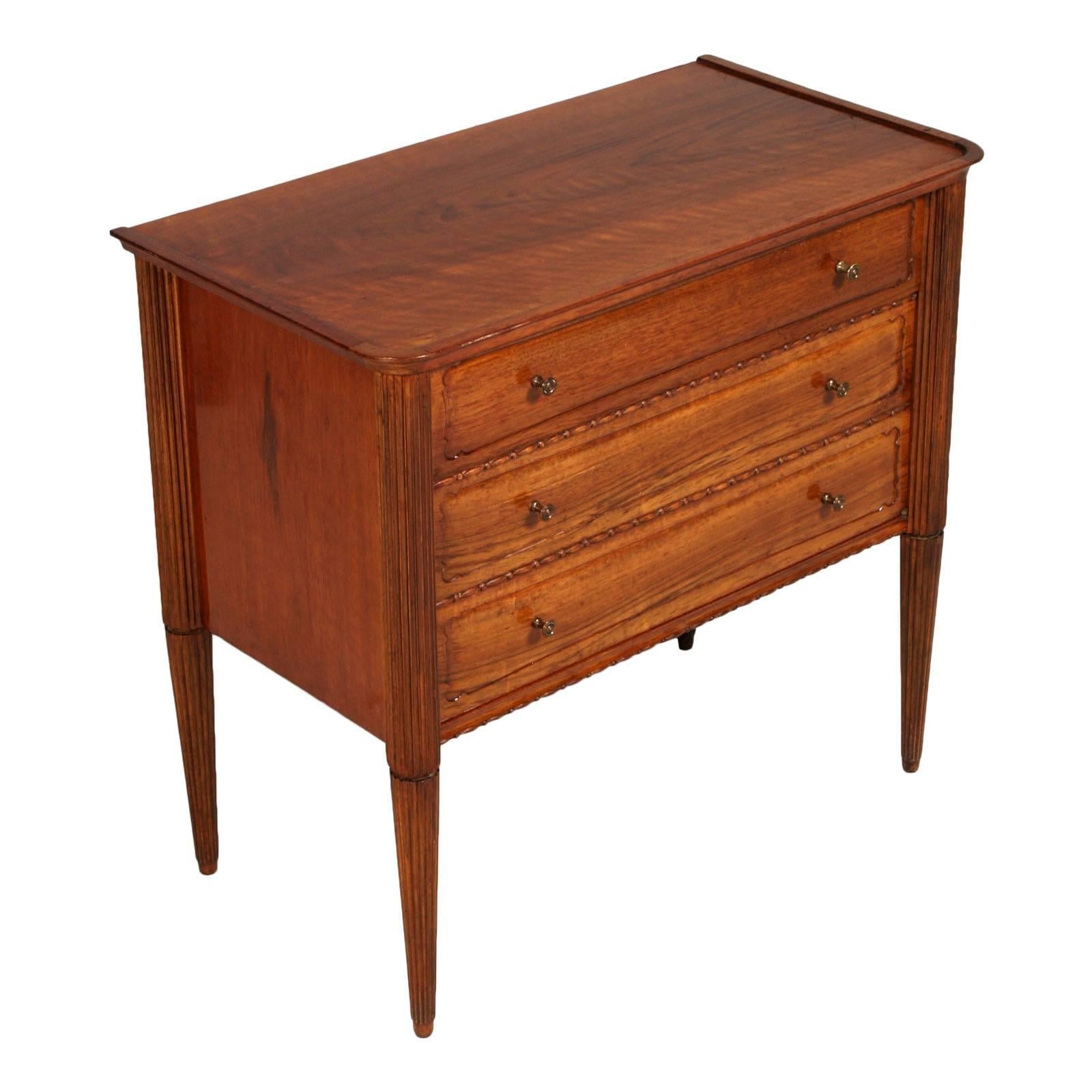 Nice and refined pair of Italy bedside cabinet nightstands Mid-Century Modern, Vittorio Dassi style in walnut. Carved legs, drawers and contours richly carved.

Measure in cm: H 60, W 63, D 34.