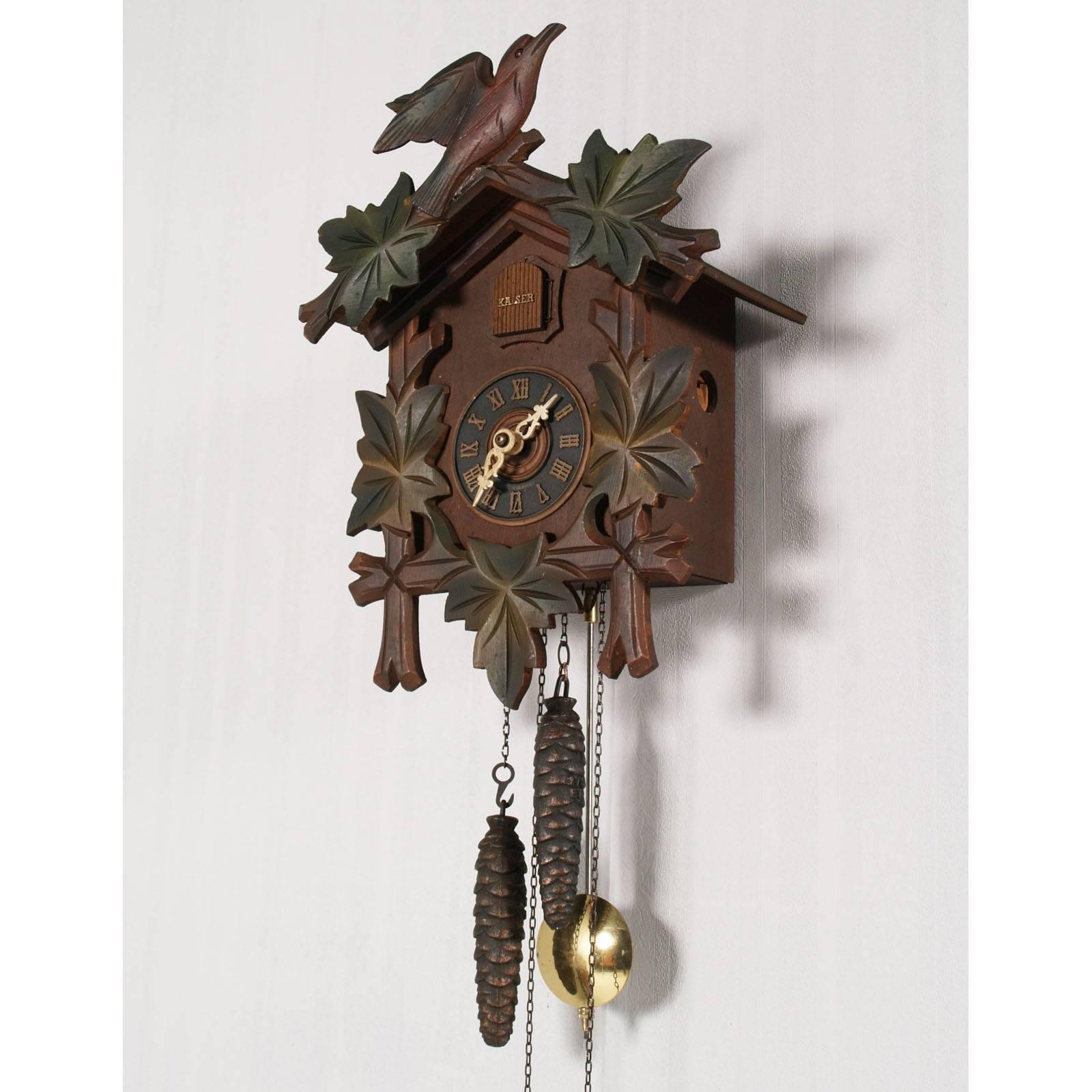 Black forest carved wood cuckoo clock with birds.
Running, all original with Kaiser mechanism
it plays with bird output every half hour.
Measure in cm: H 33 x W 25 x D 16.

The watch is a KAISER, trademark of 