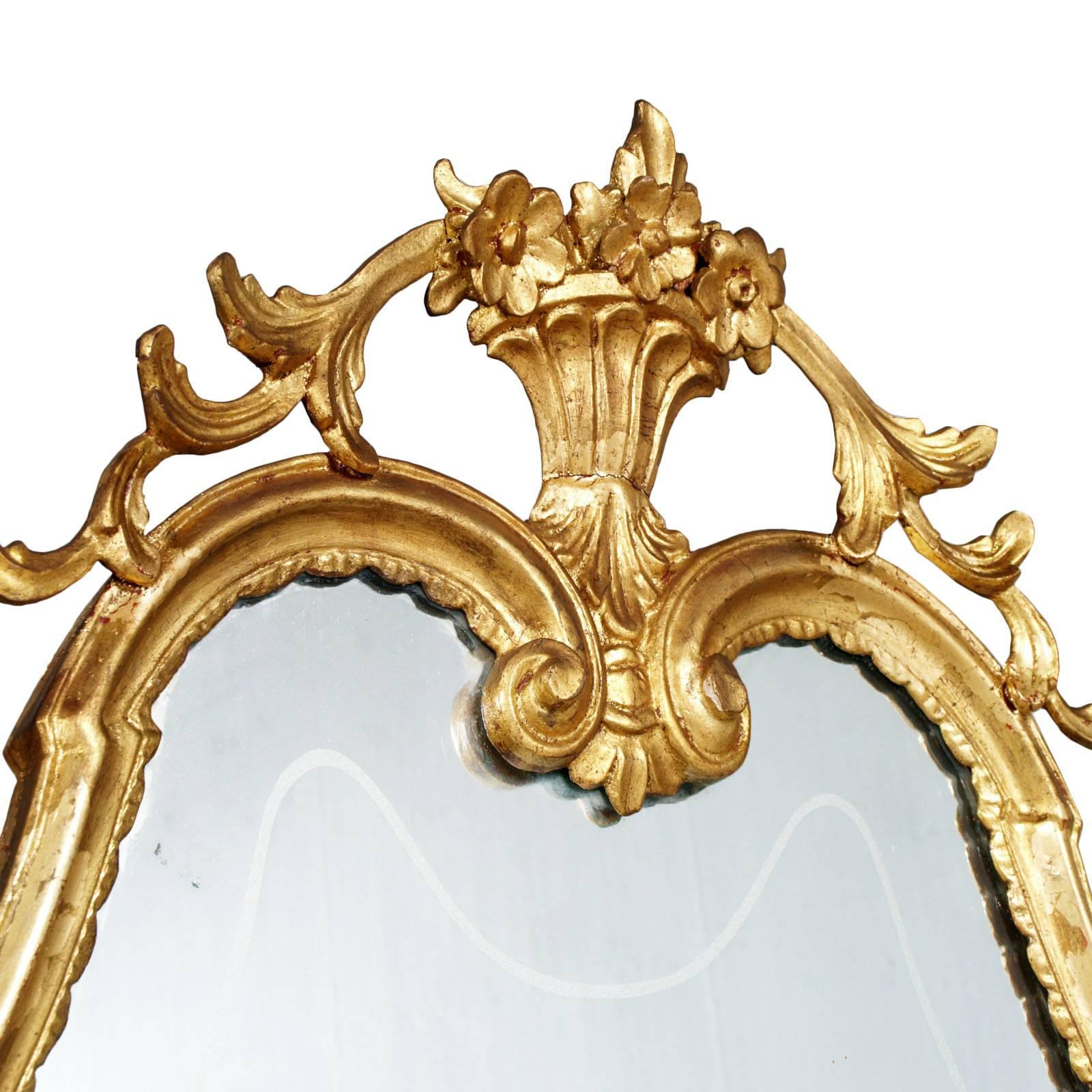 19th Century Venetian Baroque Mirror in Hand-Carved Walnut Gold Leaf Finish In Excellent Condition In Vigonza, Padua