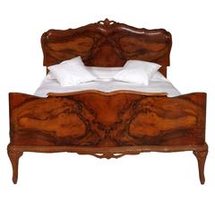 Letto matrimoniale barocco veneziano degli anni '40 in noce intagliato a mano e radica di noce, Cantù