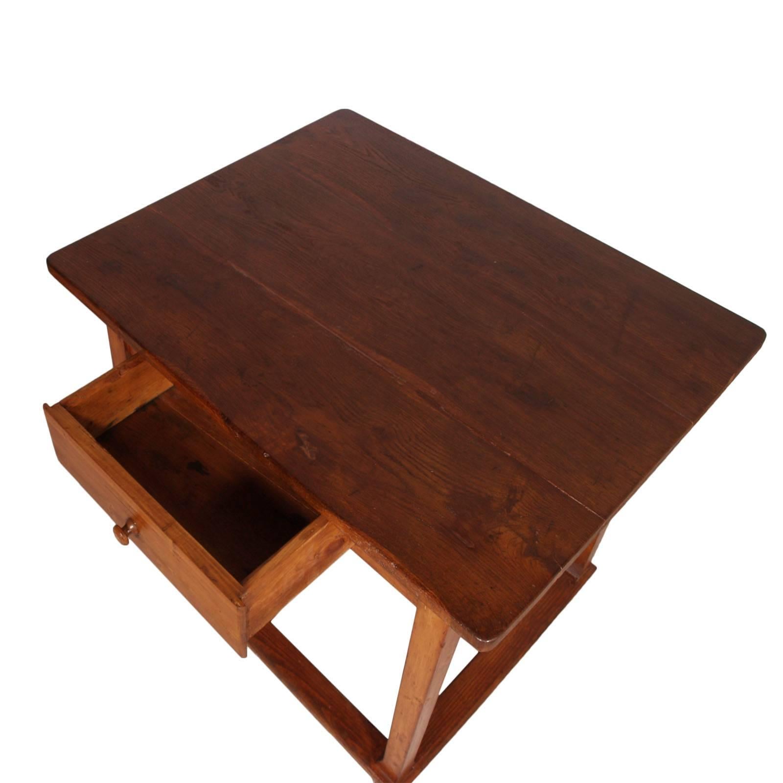 Antiker rustikaler Tiroler Schreibtisch oder Arbeitstisch, in Massivholz restauriert und gewachst
Maße cm: H 78, B 80, T 100.