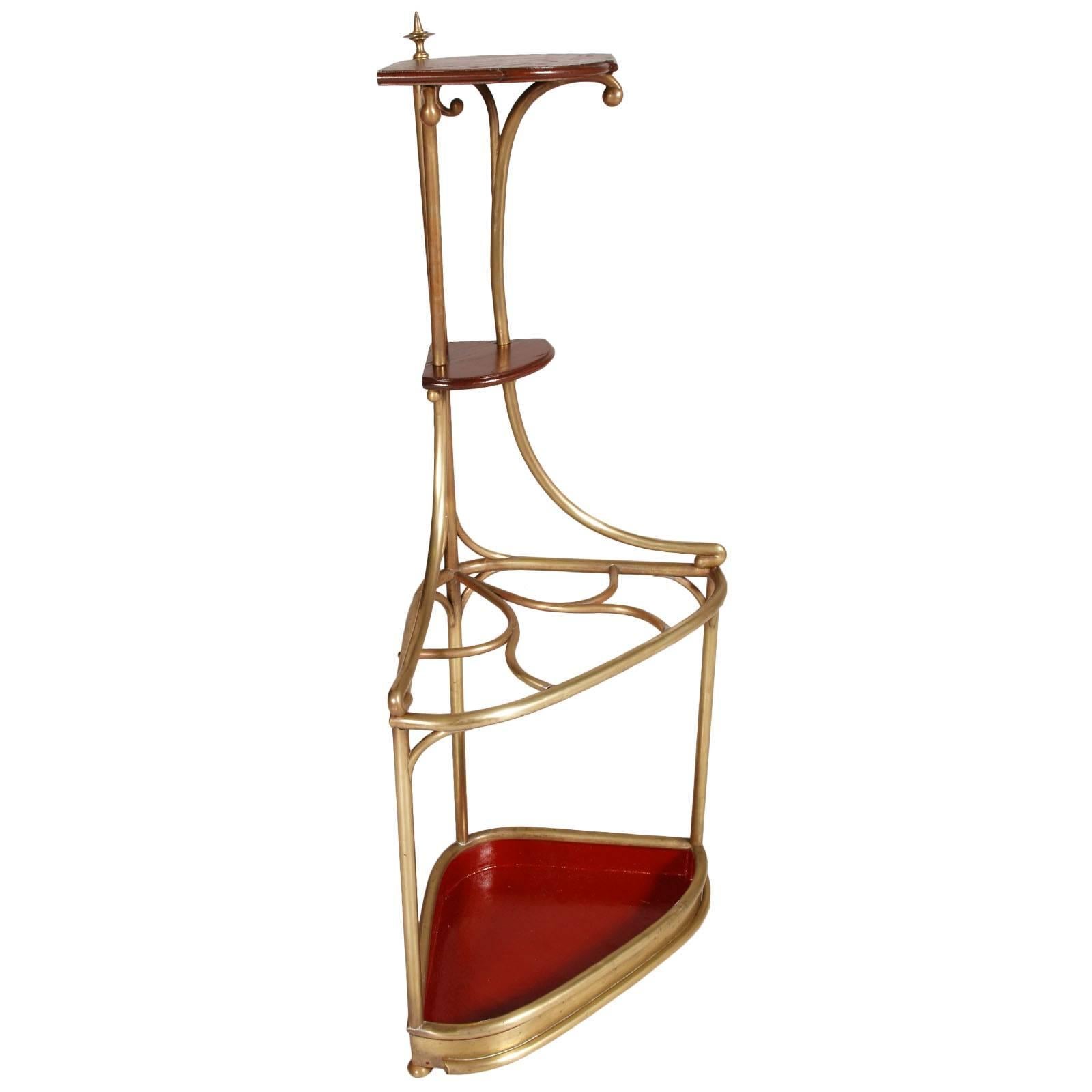 Early 20th century corner umbrella stand Art Nouveau in brass and oak attributable to Josef Hoffmann- Wiener Werkstätte -
An artistic and unique piece recovered in the Zacherlhaus- Wien 

Measure cm: H 143, W 45x45, D 40.

Notes on the